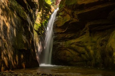 Ayı Kapanı Kanyonu 'nun sonundaki şelale Zion' daki uçurumdan aşağı dökülüyor.
