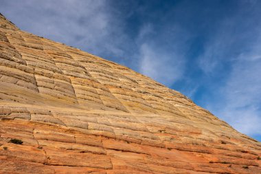 Parlak Mavi Gökyüzü, Zion 'daki Turuncu Dama Kayasına Karşı
