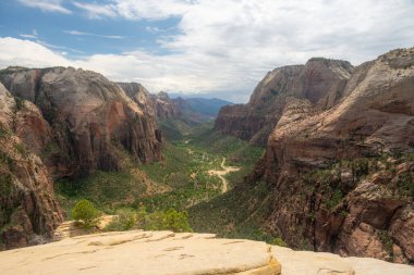 Yaz Fırtınası dinerken Melekler Diyarı 'ndan Zion Kanyonu' na bakıyorum.