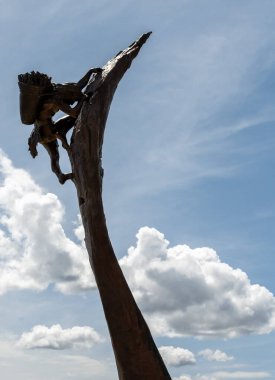 Mesa Verde Ulusal Parkı, ABD: 7 Haziran 2023: Modern ziyaretçi merkezinin dışına tırmanan Pueblo Adam Heykeli