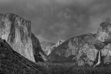 Yosemite Vadisi Yazı Büyük Kar Yılından Sonra Siyah ve Beyaz