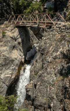 Yosemite Ulusal Parkı Tiltill Creek Şelalesi üzerindeki köprü