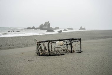 Redwood Ulusal Parkı sahillerinde balık tuttuğu için atılmış kafes.