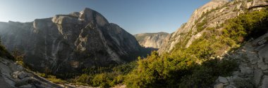 Güneşin Panoramik Manzarası Yosemite 'deki Aynalı Göl Vadisi Yarım Kubbe' nin Altında