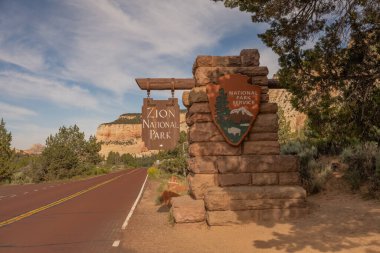 Zion Ulusal Parkı, ABD: 22 Haziran 2023: Parkın Doğu Yakası 'ndan Zion Ulusal Parkı Giriş İşareti
