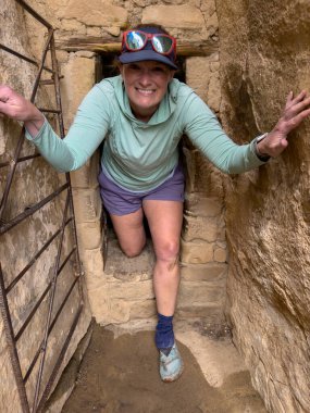Kadın Dar Geçitten Mesa Verde 'de Uçurumdan Atlıyor