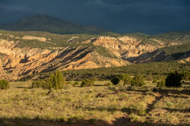 Kara Yağmur Bulutları Capitol Resifi 'ndeki Katedral Vadisi' ndeki Uzak Sırtı kaplıyor