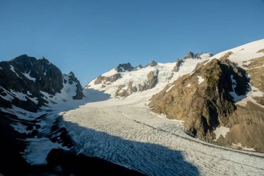 Washington 'daki Olimpos Dağı' nın altında Mavi Buzul Katmanları