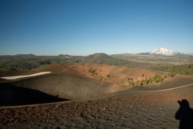 Lassen Volkanik Ulusal Parkı 'nda Külkedisi Konisi' nin Yanmış Orman ve Lassen Tepesi 'nin Halkası