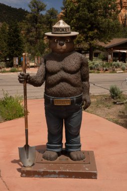 Bryce yakınlarında Smoky Bear Heykeli
