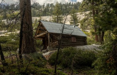 Yosemite Ulusal Parkı 'ndaki Vernon Gölü' ndeki Kar Gözlem Kulübesi