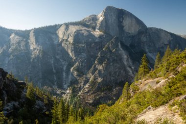 Yosemite Ulusal Parkı 'ndaki Snow Creek Trail' den Half Dome ve Granite Cliffs manzarası
