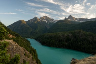 Kuzey Cascades Ulusal Parkı 'ndaki Diablo Gölü' nün Aqua Waters 'ı.