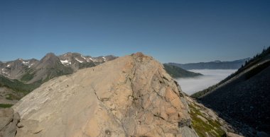 Mavi Buzul 'dan Olimpik Dağlar Arasında Bulut Ters Dönüşü Üzerine Rocky Gözcü