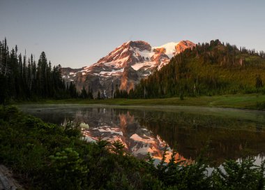 Aurora Gölü, Klapatche Parkı 'ndaki sığ sularda Rainier Dağı' nı yansıtıyor.