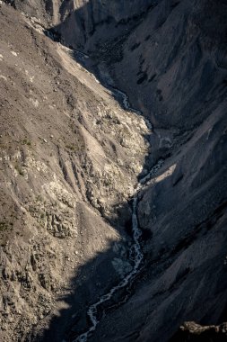 Kautz Deresi, Rainier Dağı 'nın altındaki kaya yığınlarından aşağı akıyor.