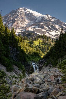 Rainier Dağı Ulusal Parkı 'ndaki Van Trump Deresi' ndeki Şelalenin Üzerindeki Rainier Dağı Kuleleri
