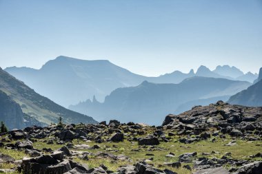 Hazy Ridges Buzul Ulusal Parkı 'ndaki Kayalık Geçidi' nin Üzerinde Yükseliyor