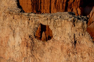 Bryce Canyon Ulusal Parkı 'nda Beyaz Hudu' da Küçük Pencere