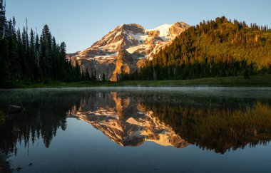 Klapatche Gölünün Düz Suları Yazın Ortasında Rainier Dağı 'nı Yansıtır