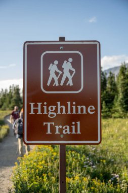 Buzul Ulusal Parkı 'ndaki Trailhead' de Highline Yolu İşareti