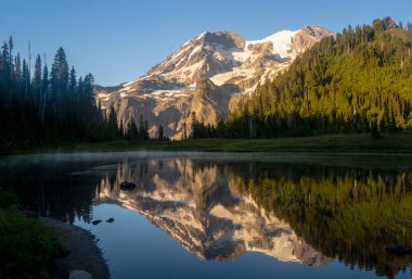 Rainier Dağı Akşamları Klapatche Park Gölü 'ne yansıyor