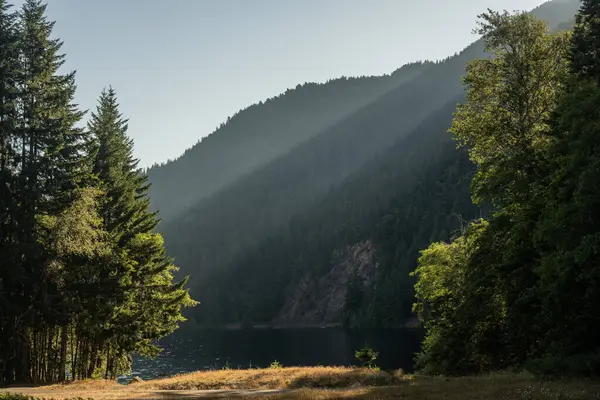 Hafif Akıntı Kuyuları, Olimpik Ulusal Park 'taki Lake Hilal' e doğru batan çekiç noktasından aşağı doğru akıyor.