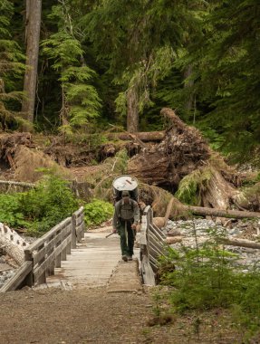 Rainier Dağı Ulusal Parkı, ABD: 24 Temmuz 2023: Ranger Rainier Dağı 'ndaki Ipsut Creek Kampı' nda Atık Doldurmak İçin Boş Kutuyu Taşıyor