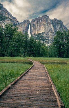 Yaz mevsiminde Yosemite Şelalesi 'ne doğru Vadi boyunca ıslak tahta kaldırım noktaları