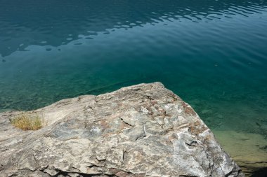 Buzul Ulusal Parkı 'ndaki Bowman Gölü' nün Mavi Suyu Düz Kaya 'nın Üzerinde