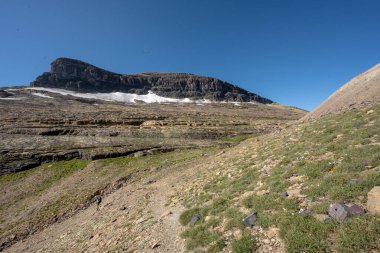 Yürüyüşçü Buzul Ulusal Parkı 'ndaki Boulder Geçidi' nden aşağı doğru ilerliyor.