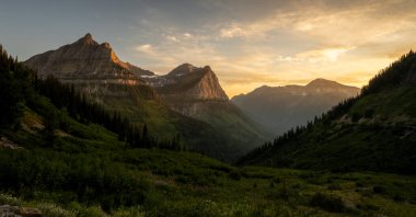 Oberlin Dağı 'nın tepelerinde ve Buzul Ulusal Parkı' ndaki Mount Cannon 'da ışık kayboluyor.