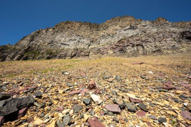 Buzul Ulusal Parkı 'ndaki Kayalıkların Altındaki Kaya Moraine Geçidi