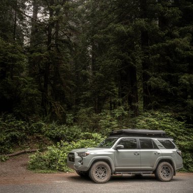 Redwood Ulusal Parkı, ABD: 5 Temmuz 2023: Toyota 4Runner At Trailhead in Redwood 'da Çatı Çadırı Yeni Bir Seyahat Yolu Gösteriyor