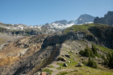Rainier Dağı Ulusal Parkı 'ndaki Tahoma Buzulu' ndan uzaklaşan Harikalar Diyarı Yolu