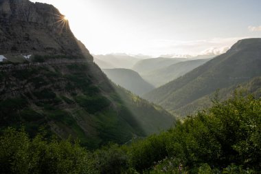 Buzul Ulusal Parkı 'ndaki Oberlin Dağı' nın Kıyısında Güneş Patlaması ve Işık Bükme Kuyusu