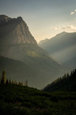 Buzul Ulusal Parkı 'ndaki Mount Cannon' ın tabanında ışık huzmeleri parlıyor
