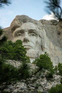 Rushmore Dağı, ABD: 10 Ağustos 2023: Rushmore Dağı Ulusal Anıtı 'nda Lincoln' ün Yüzüne Bakmak