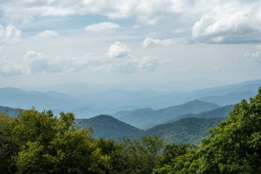 Haze, Kuzey Carolina 'daki Applachian Dağları' nın üzerinde asılı.