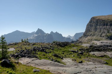 Buzul Ulusal Parkı 'ndaki Boulder Geçidi' nden Thunderbird Dağı 'nın Silueti