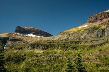 Yaz aylarında Buzul Ulusal Parkı 'nda Kar Tarlaları Boulder Geçidi' nin Tepesine Yapışır