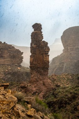 Büyük Kanyon 'daki Monument Deresi' ndeki oluşuma kar yağışı yağıyor