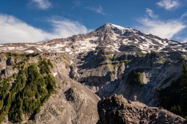 Yazın Rainier Dağı 'nın Altındaki Myrtle Noktası' nın yanında duran kadın