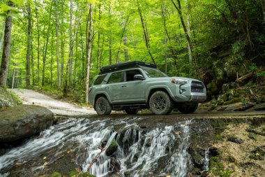 Great Smoky Dağları Ulusal Parkı, ABD, 22 Eylül 2023: Toyota 4Runner 'ı Ormanda Dereden Geçerken Görüş Alanı