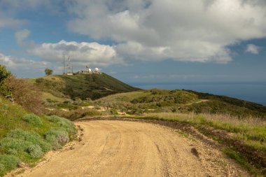 Donanma Meteoroloji İstasyonu, Kanal Adaları Ulusal Parkı 'ndaki Santa Cruz Adası' ndaki yüksek tepede duruyor.