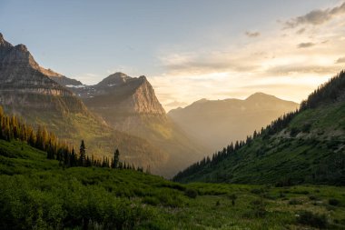Buzul Ulusal Parkı 'ndaki Mount Cannon' ın altında, Yeşil Tepeler Aydınlığa Düşüyor