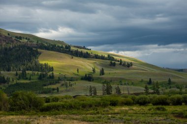 Güneş ışığı Yellowstone 'daki Lamar Vadisi' nin tepelerini süslüyor.