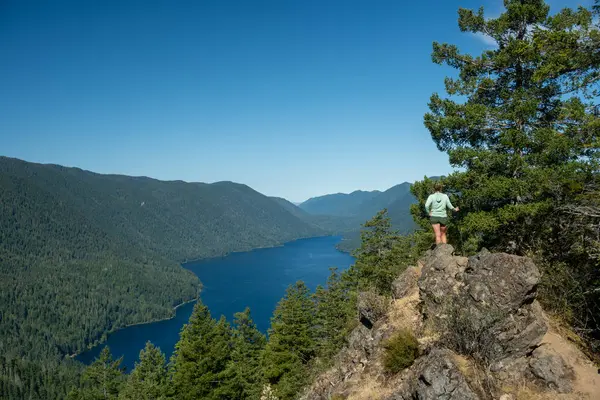 Olimpiyat Ulusal Parkı 'ndaki Hilal ve Dağların Mavi Sularına Bakan Kadın