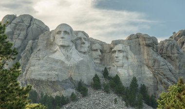 Custer, ABD: 10 Ağustos 2023: Rushmore Dağı Çam ağaçlarıyla Çerçevelendi