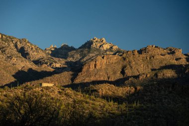 Sabino Kanyonu 'nun üzerindeki dağlar Arizona' da Sabah Güneşinde Portakal Parıltısı
